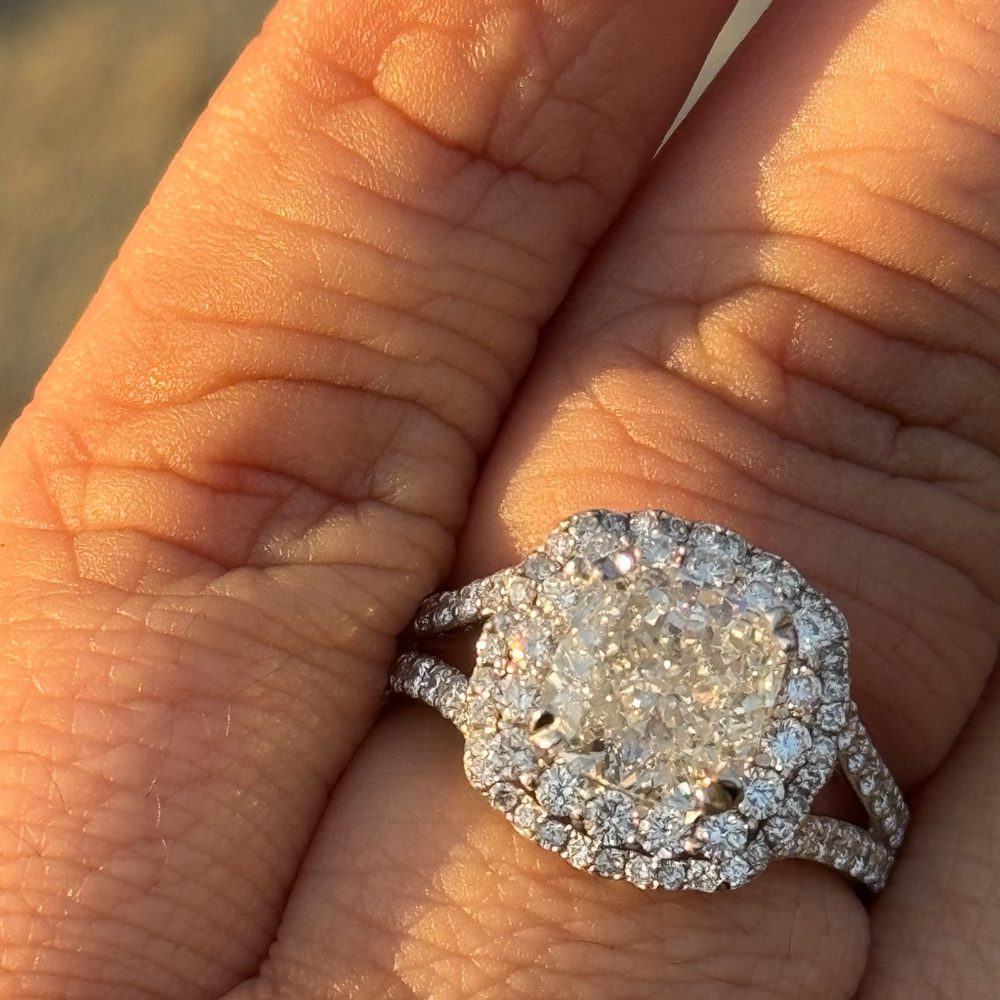 Elegant 14 white gold Ring with Round Diamond and Double Halo